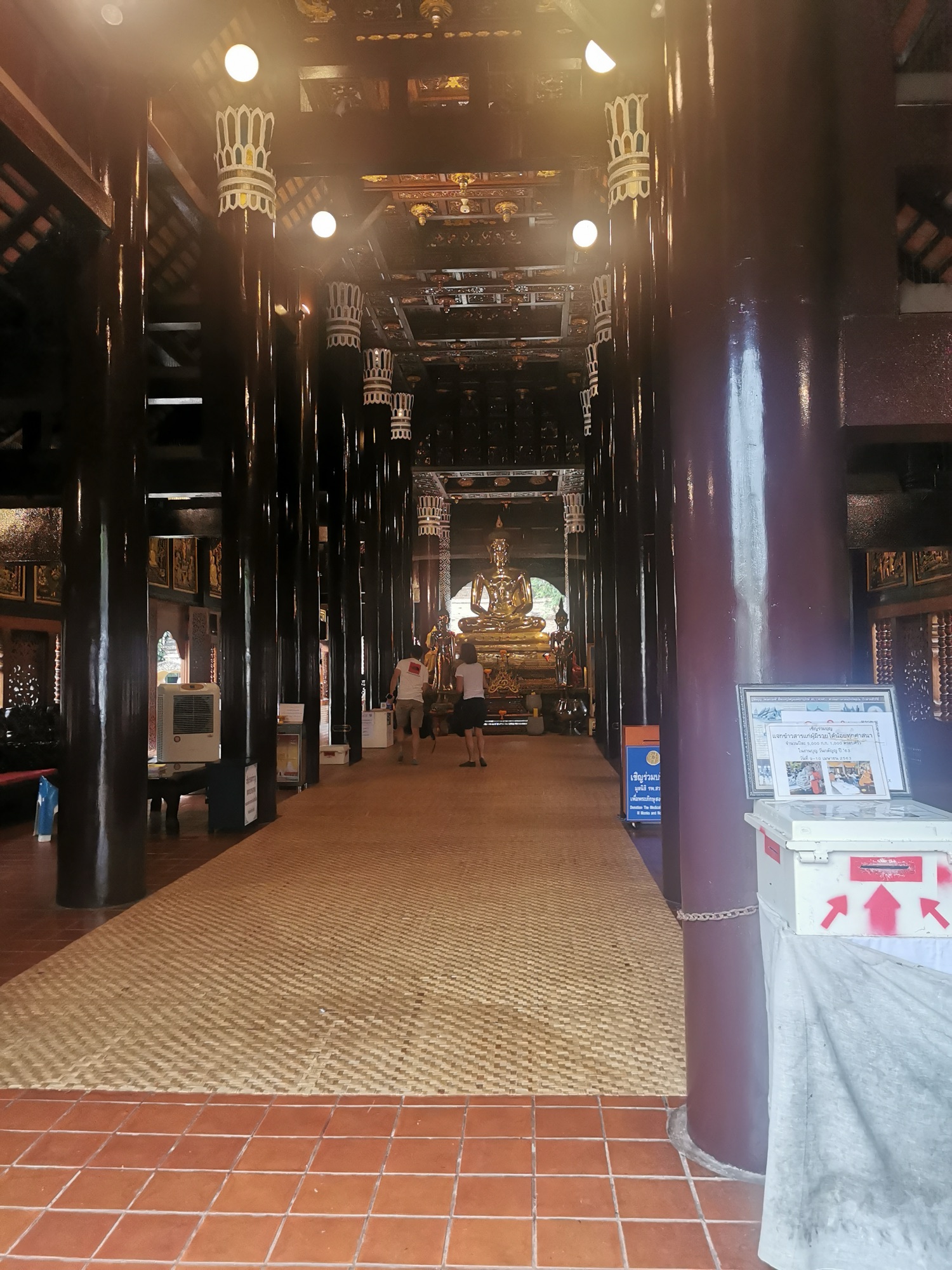 Interior de la sala de madera oscura del Wat Lok Moli