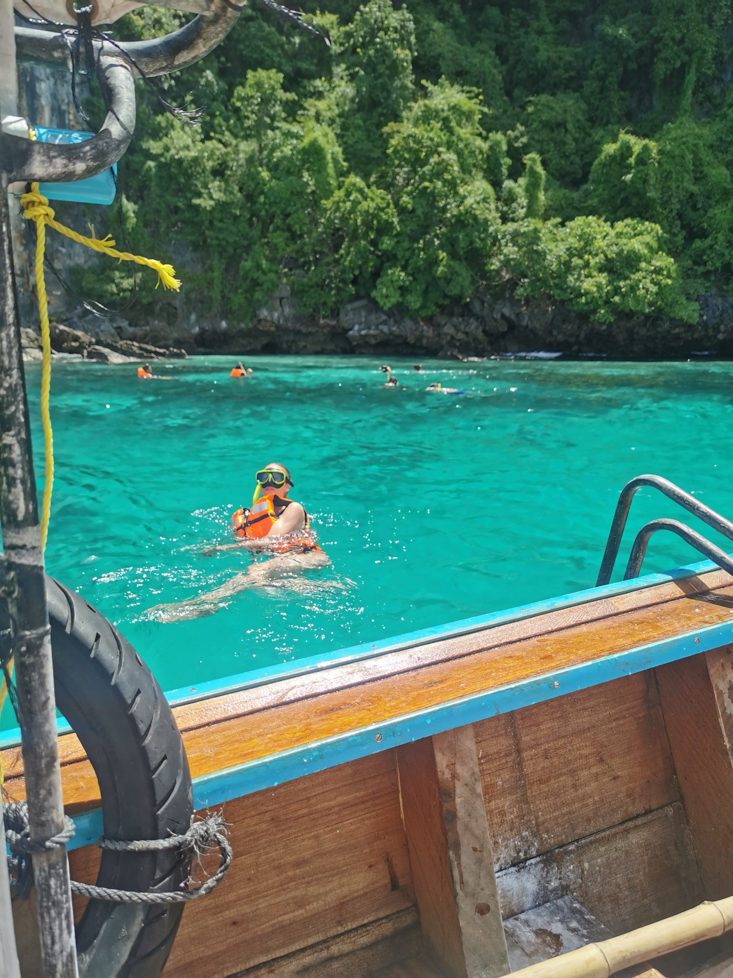 Haciendo snorkel junto a la barca en las aguas turquesa de Phi Phi Leh