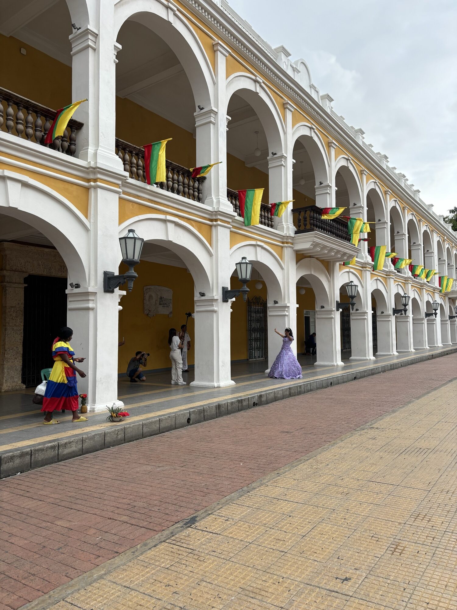 Soportales coloniales amarillos junto a la catedral en el centro histórico de Cartagena
