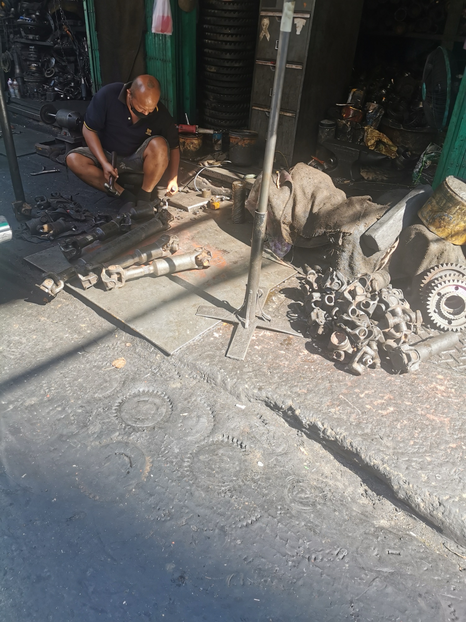 Taller de piezas de motor en el barrio de Talad Noi, junto a Chinatown