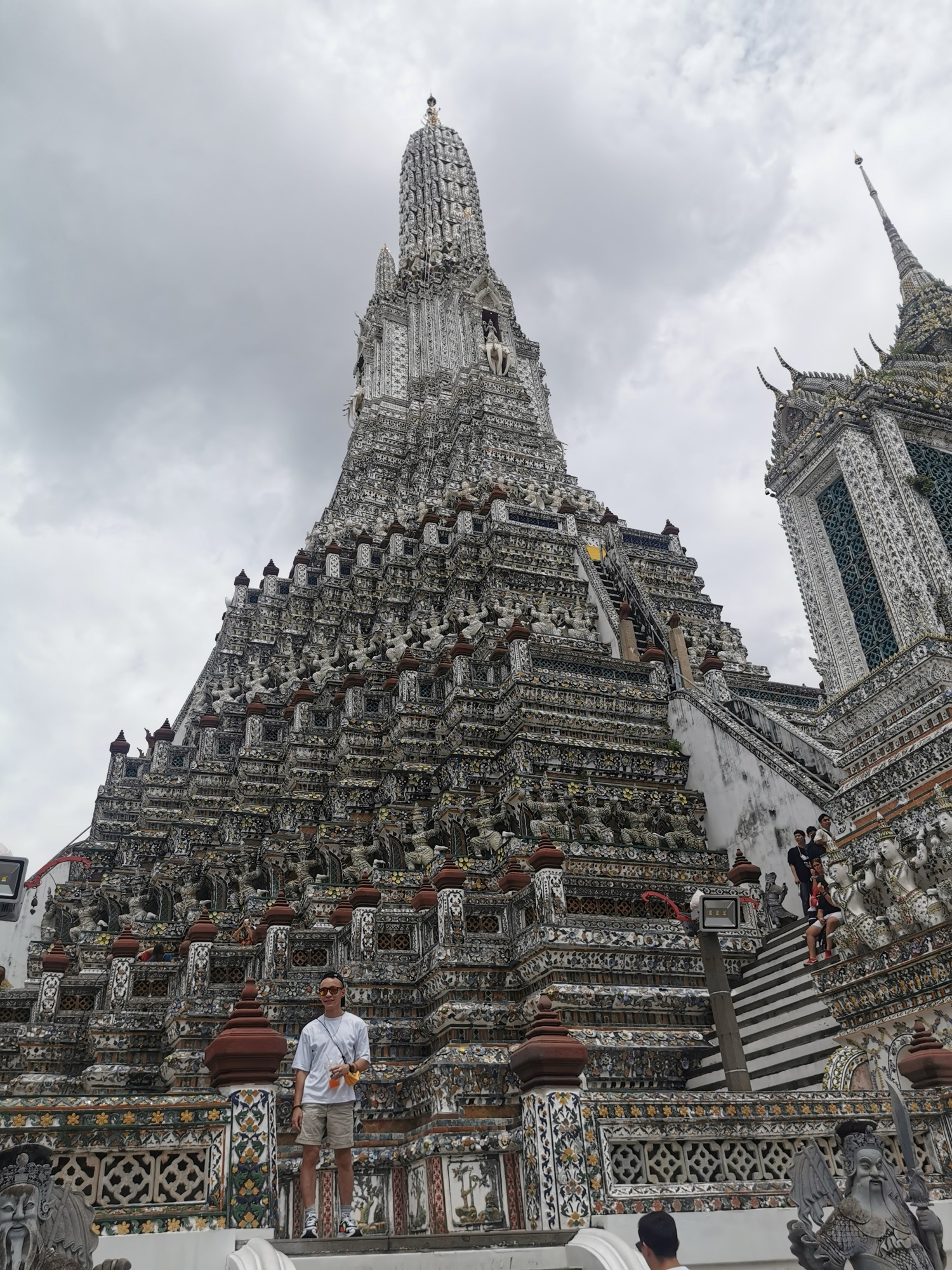 La torre principal del Wat Arun vista desde su base, en la orilla del río Chao Phraya