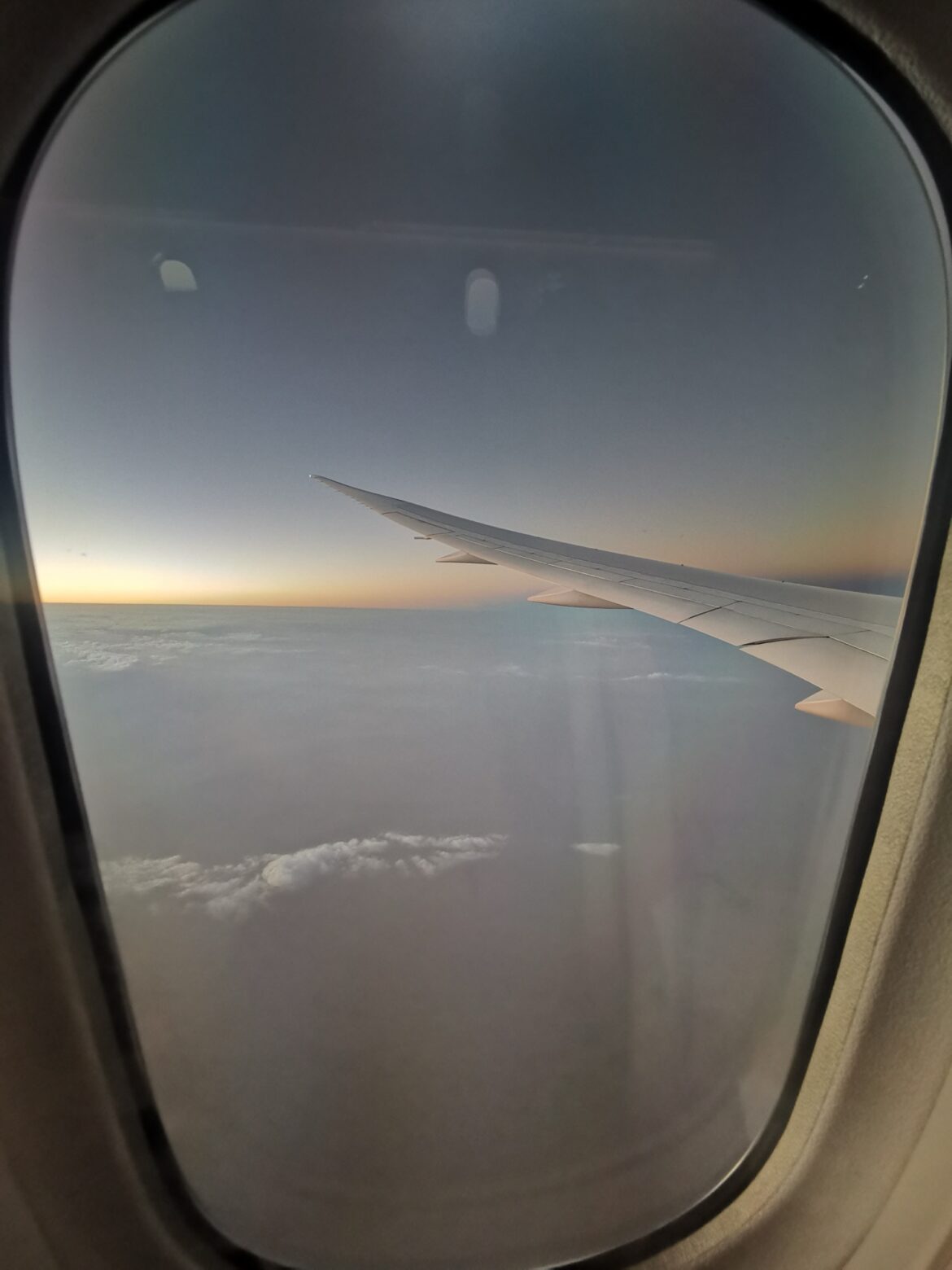 Vista desde la ventanilla del avión al atardecer, rumbo a Bangkok