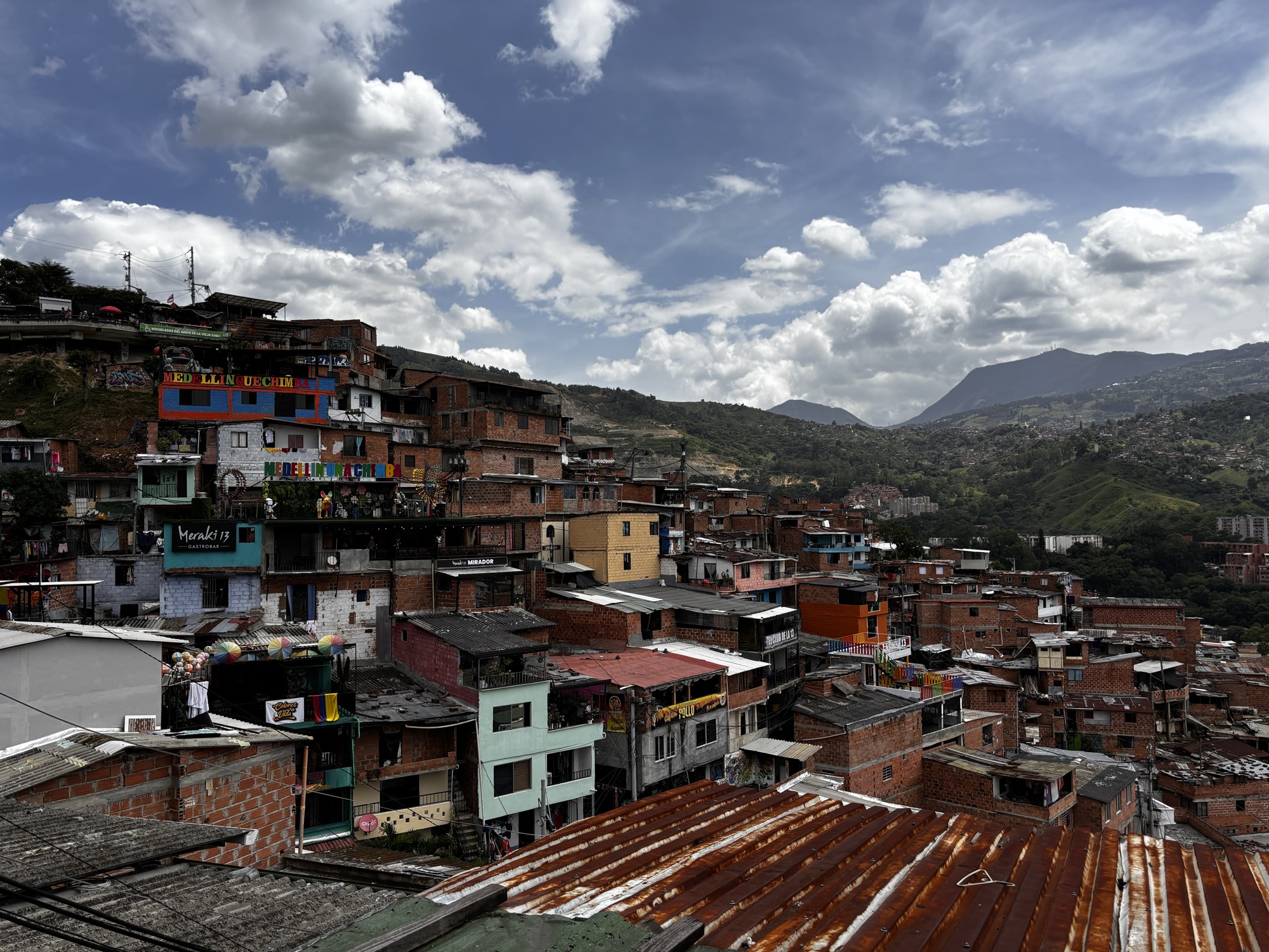 Vistas de las casas de ladrillo de la Comuna 13 trepando por la montaña en Medellín