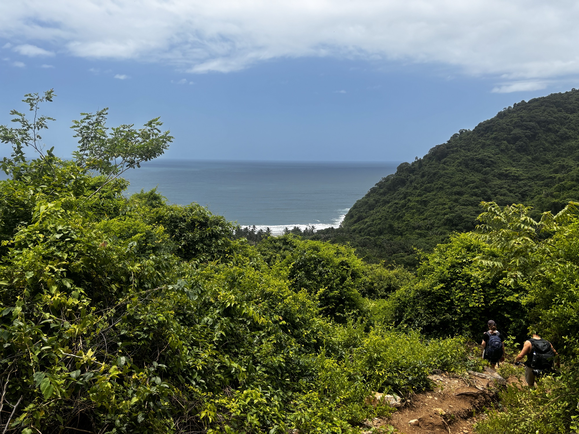 Vistas del mar Caribe entre la selva desde el camino a Playa Brava en el Parque Tayrona