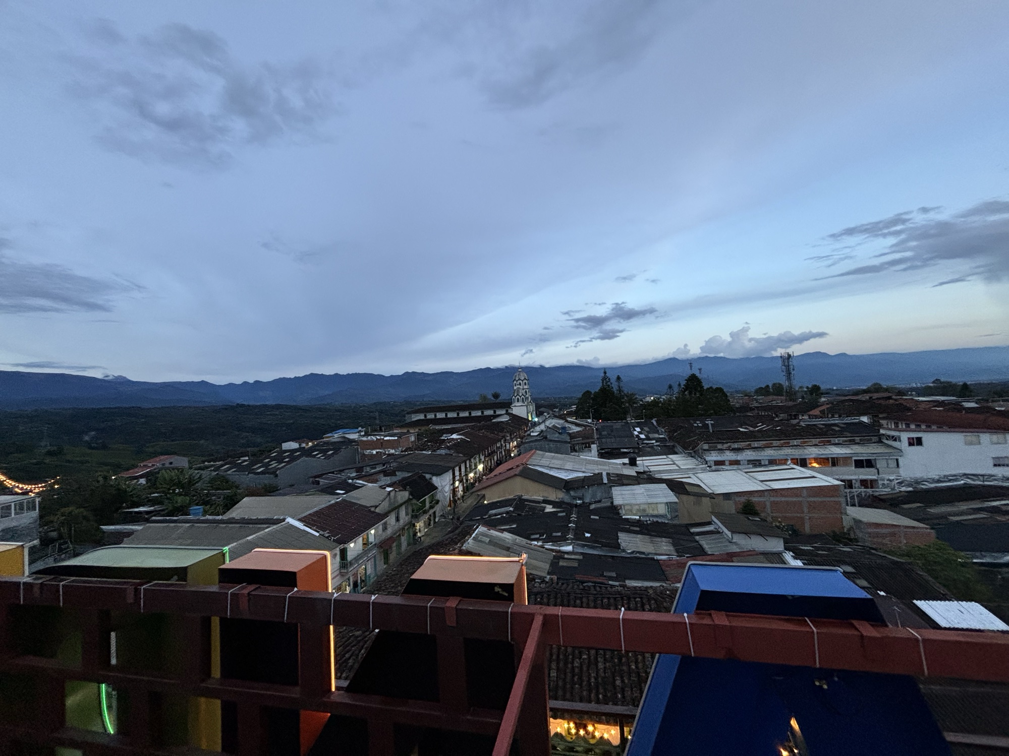 Vistas de los tejados de Filandia al atardecer desde la terraza de Don Quijote