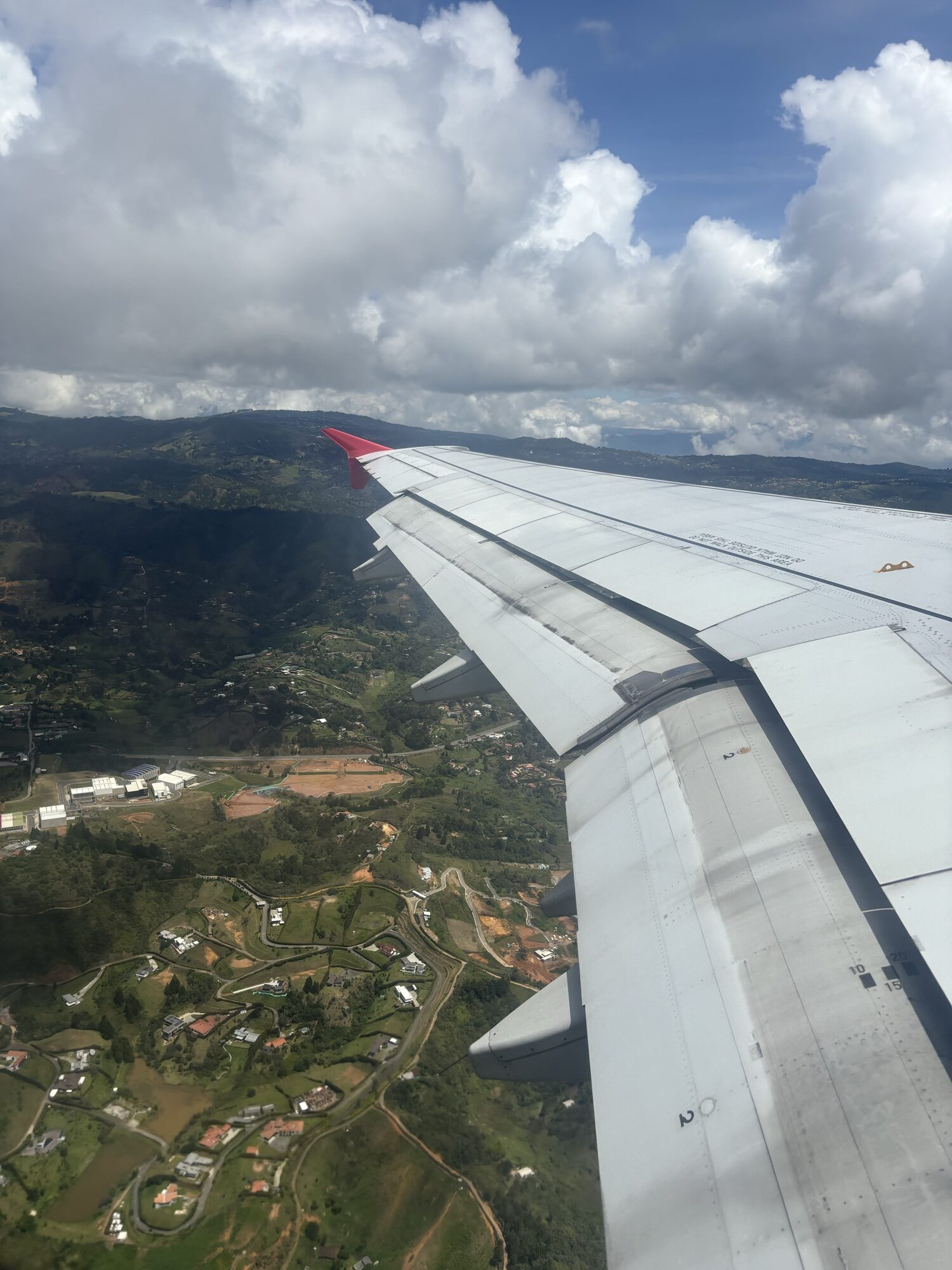 Ala del avión sobre las montañas verdes de Antioquia al despegar del aeropuerto de Rionegro, en Medellín