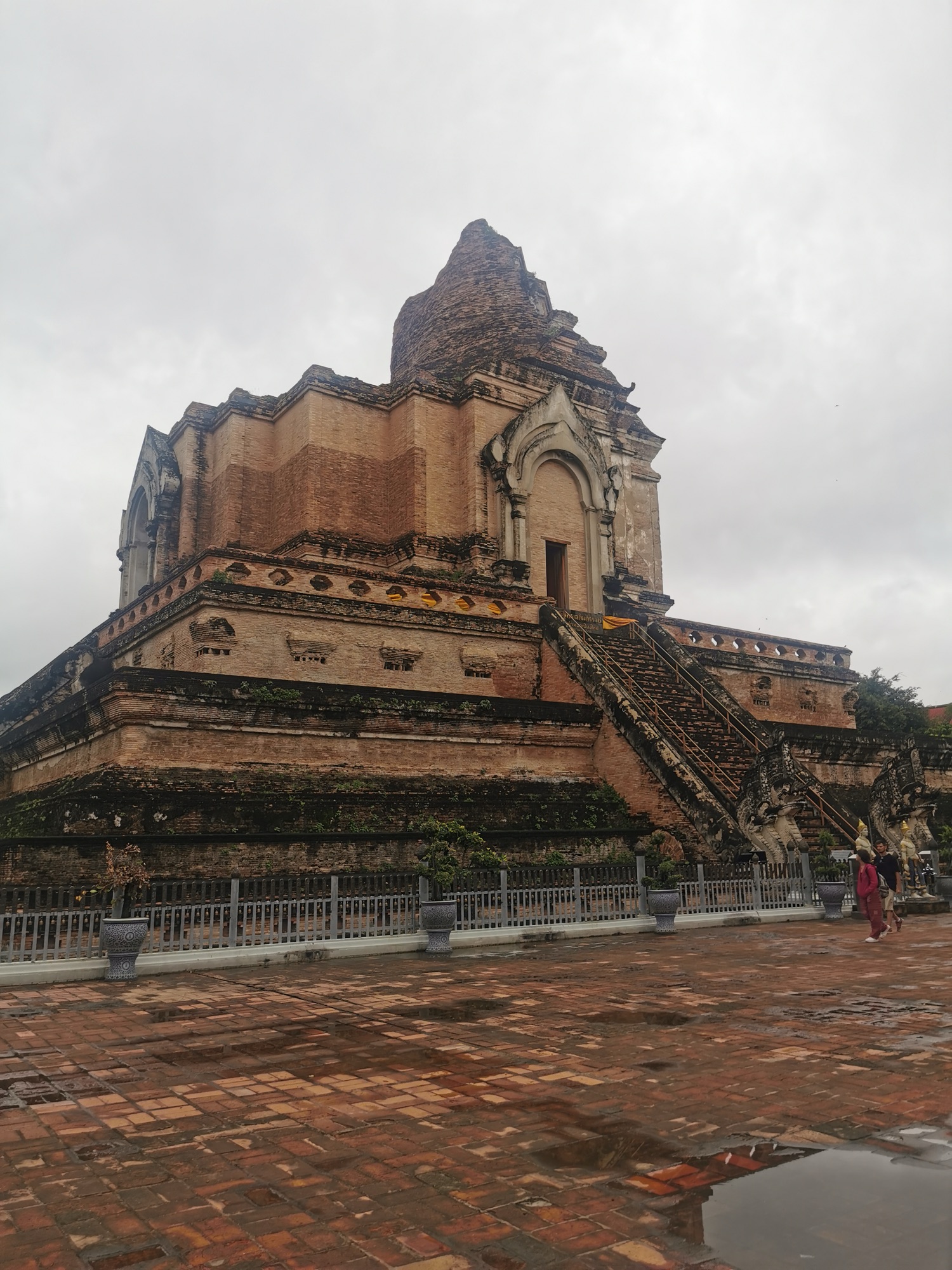 Las ruinas del gran chedi del Wat Chedi Luang, en Chiang Mai