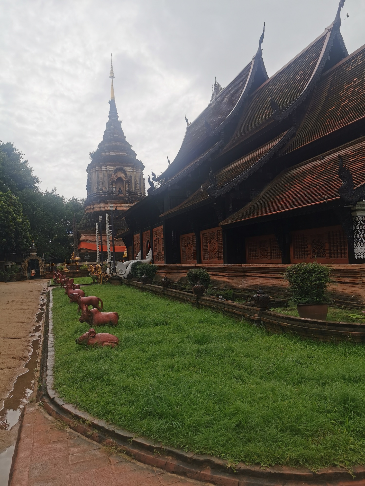 El chedi y la sala de madera del Wat Lok Moli, en Chiang Mai