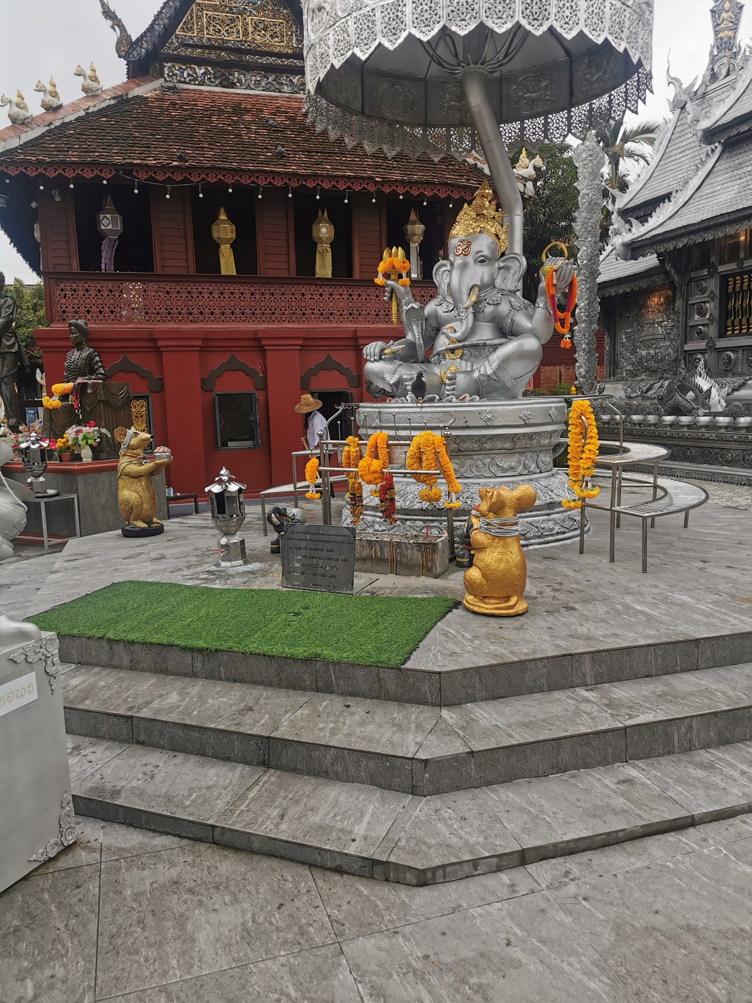 Templo de plata Wat Sri Suphan con una estatua de Ganesha delante